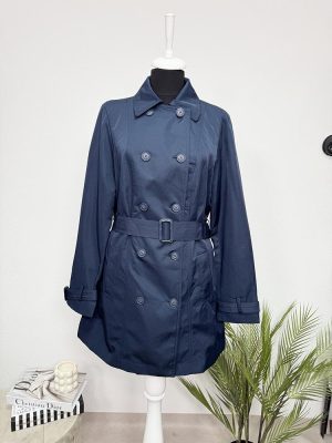 Trench pret eticheta 25,99 euro Laura Torelli S